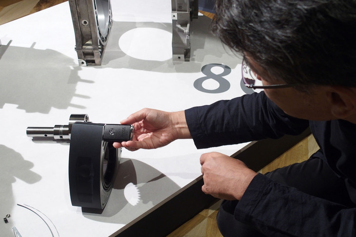 特別仕様車「エディションR」のキーフォブは、同車専用のアイテム。チーフデザイナーの松田陽一さん（写真）は「今回の『8C』型に使われるローターの曲面とアペックスシール部分の形状を、キーフォブでも再現しました。ちょうどこの部分です」とこだわりのデザインを説明。