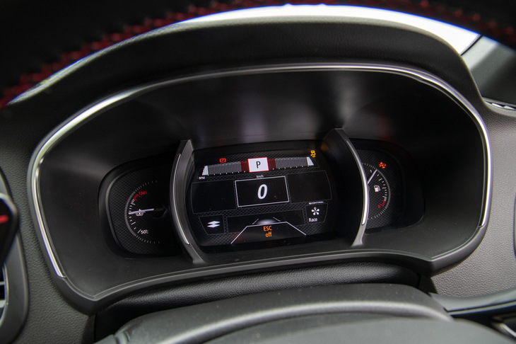 「レース」モードはサーキット走行を前提としたモードで、アジリティーを高めるべくパワートレインや四輪操舵機構の制御が切り替わるだけでなく、横滑り防止機構のESCもカットされる。