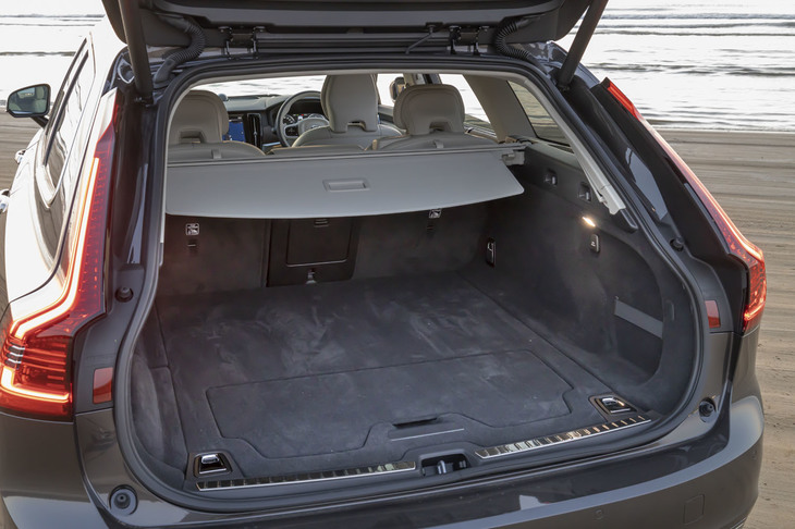 荷室容量は5人乗車の通常使用時で560リッター。今回、1泊2日の試乗取材に臨んだスタッフ3人分の荷物と撮影機材を積んでも、十分余裕があった。