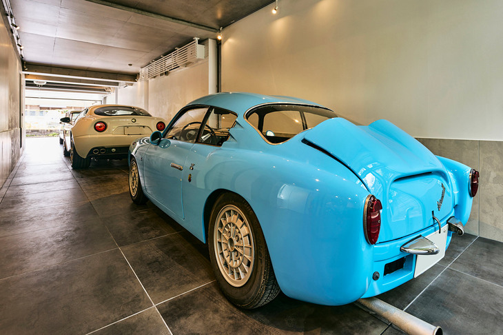 ついクルマに目を奪われてしまうけれど、タイルの素材と色や照明などに、こだわりが見て取れる。