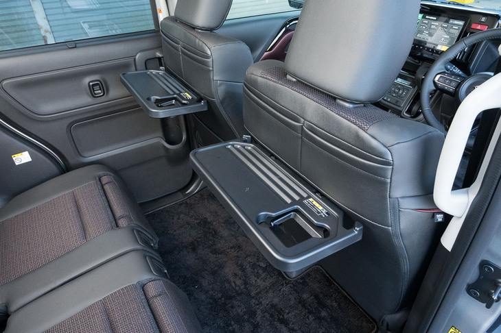 従来型ではテーブルひとつにつき2つあったドリンクホルダーだが、「そんなに使わない」「穴から物が落ちる」ということで、各テーブルひとつずつに変更。同時に紙パックや子供用マグなども挿せるよう、設計が見直された。