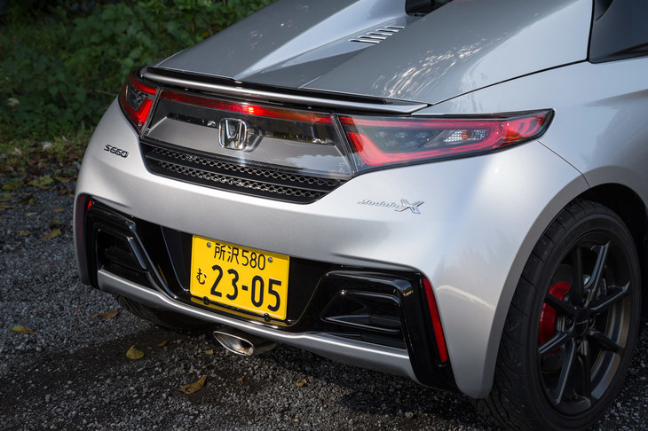 「S660モデューロX」のリアまわり。車速に応じて自動で昇降するアクティブスポイラーには、専用フロントバンパーの空力特性に合わせてガーニーフラップが装着された。