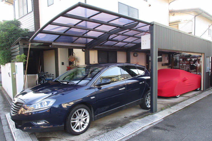 筆者の自宅ガレージ。手前に「デルタ」、奥に「フェラーリ458イタリア」が収まる。