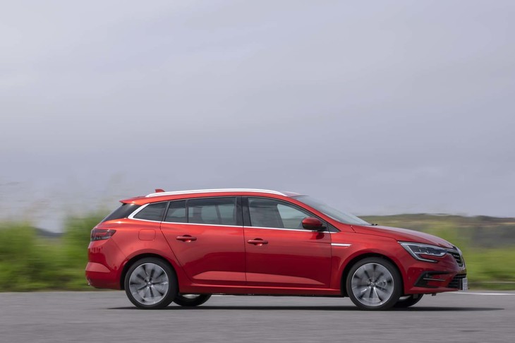 2710mmのホイールベースはハッチバックの「メガーヌ」よりも40mm長い。伸びやかなスタイリングが美しい。