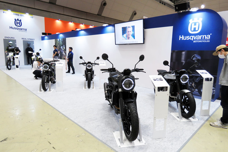 東京モーターサイクルショー2019の会場より、ハスクバーナの展示ブースの様子。
