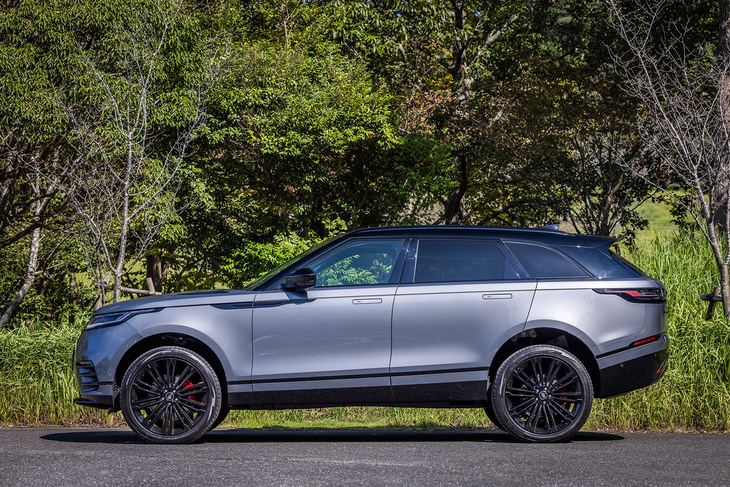 電子制御サスペンションを搭載し、スイッチひとつでボディーの上げ下げを簡単に操作できる。写真は車高を最も上げた様子。最低地上高は205mmから251mmに引き上げられる。