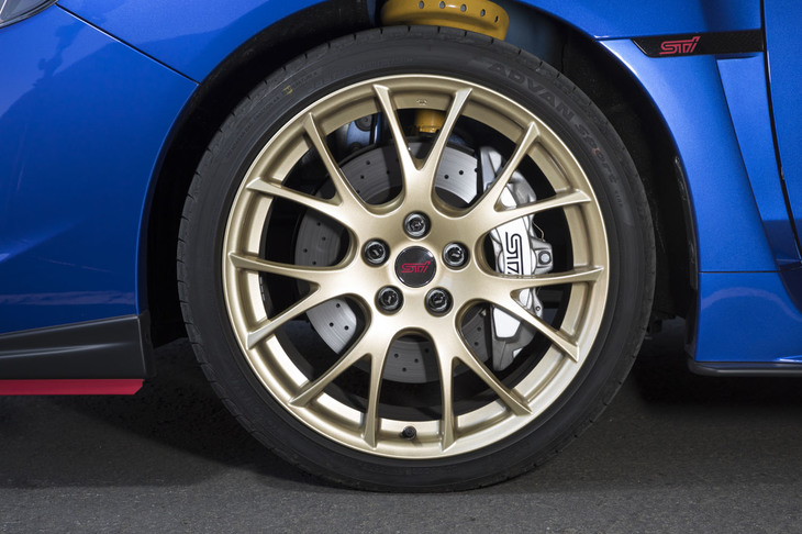 エクステリアのアクセントともなっている、ゴールド塗装のBBS製アルミホイール。タイヤは「ヨコハマ・アドバンスポーツV105」が装着されていた。