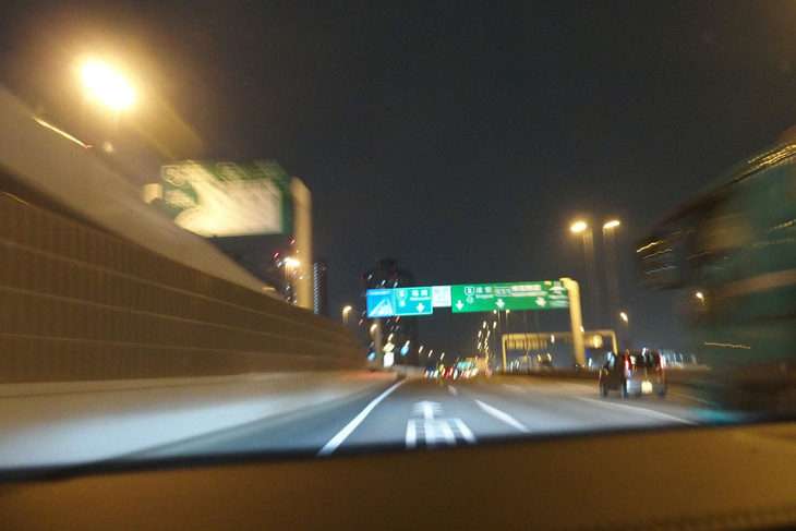 レインボーブリッジ経由でいつものように首都高9号線の辰巳PAに向かう「RS Q8」のオッサン2人。緊急事態宣言解除後、首都高にもクルマが戻ってきたように感じる。