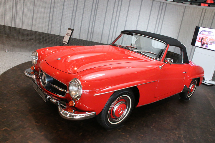「300SL」とともに、アメリカにおけるメルセデス・ベンツのイメージリーダー役を果たした「190SL」。なお同国での販売は1957年から、マックス・ホフマンに代わって、スチュードベーカー=パッカード社が担当した。