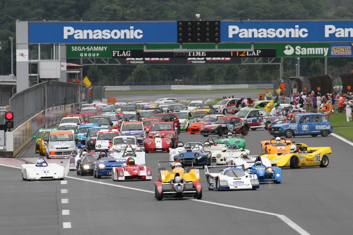 スタート方法はセーフティーカー先導によるローリングスタートだが、なにしろこれだけの台数。動き始めは、ほとんど真夏の海水浴場やプールのイモ洗い状態である。