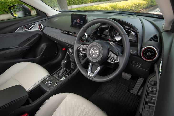 内装では、インストゥルメントパネルまわりとセンターコンソールの仕様を大幅に変更。上級グレードのインストゥルメントパネルにはスエード調の素材が採用された。