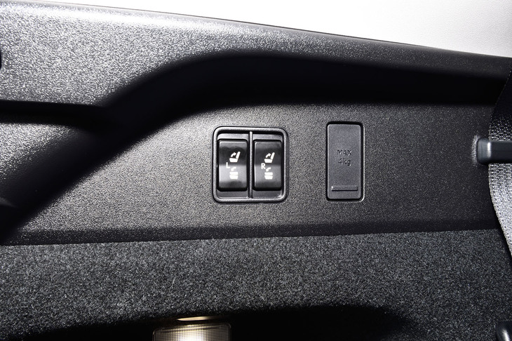 3列目のシートは電動で格納／展開式。スイッチは荷室の左側面に設置されている。