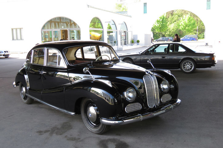 敷地内には、こちらでお世話になっているとおぼしきクルマの姿がちらほら。写真の個体は「BMW 501」のビアーカー。BMW 501といえば、1951年にデビューした戦後型BMWの第1号である。