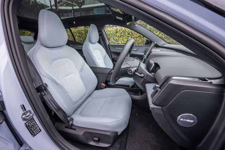 ボディーカラーが「クラウドブルー」の車両には、写真の「ブリーズ」と呼ばれる内装色が組み合わされる。フロントシートヒーターは無償オプションとして選択できる。ルーフのほぼ全面を占める大型パノラミックガラスルーフが標準で装備される。