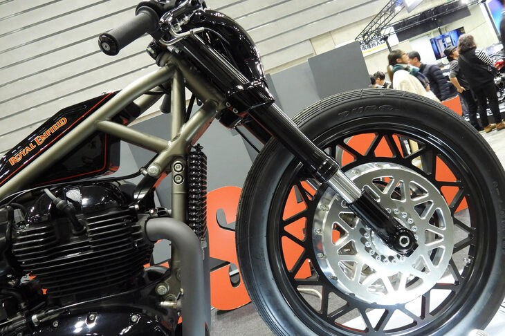 フロントフォークやトリプルツリーなどは、ベース車「ショットガン650」のものを加工して用いている。