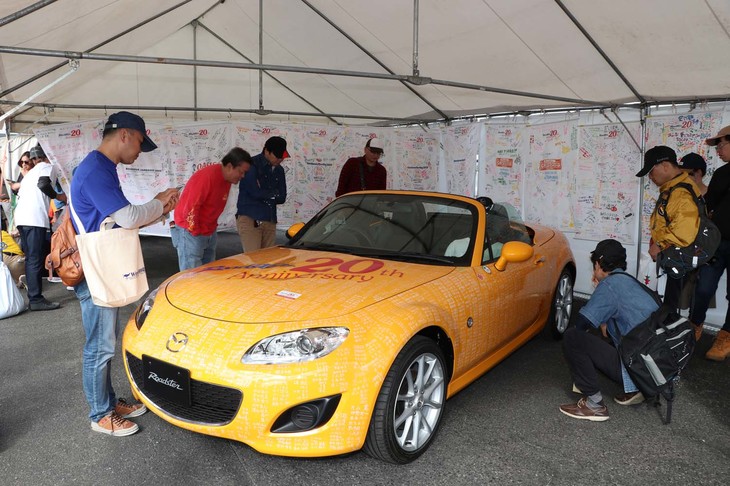 20周年時のサイン車は、ロードスター史上初の電動格納式ルーフを備えたRHTが採用された。