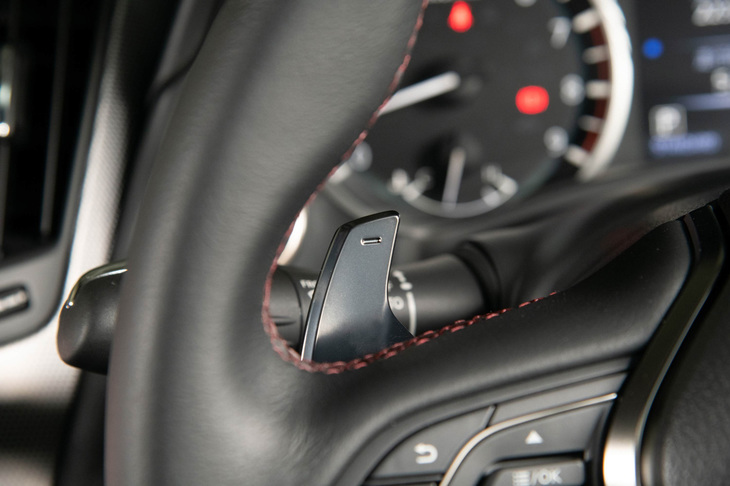 クロームメッキ処理とダーククリア塗装が施されたシフトパドルは「400R」の専用装備となる。