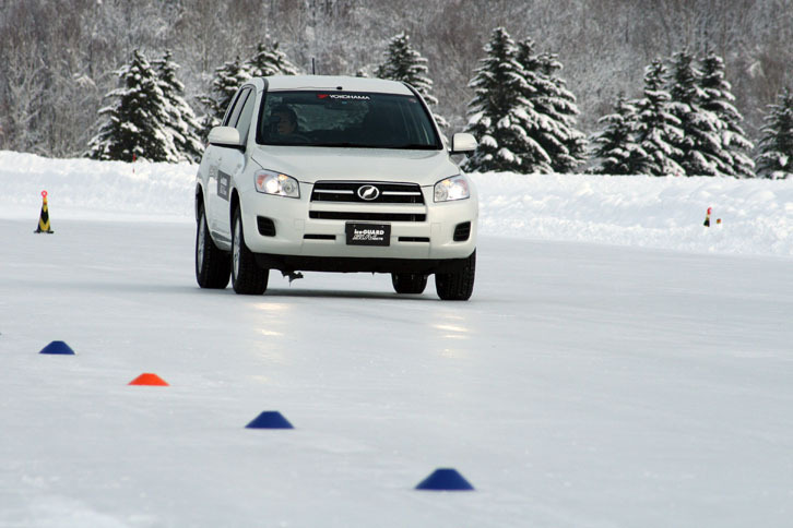 「トヨタRAV4」を用いての氷盤路面上でのブレーキテスト。「アイスガードSUV G075」（写真）と従来製品「ジオランダーI/T-S」装着車とを乗り比べると、制動性能に明らかな違いがあることを確認できた。