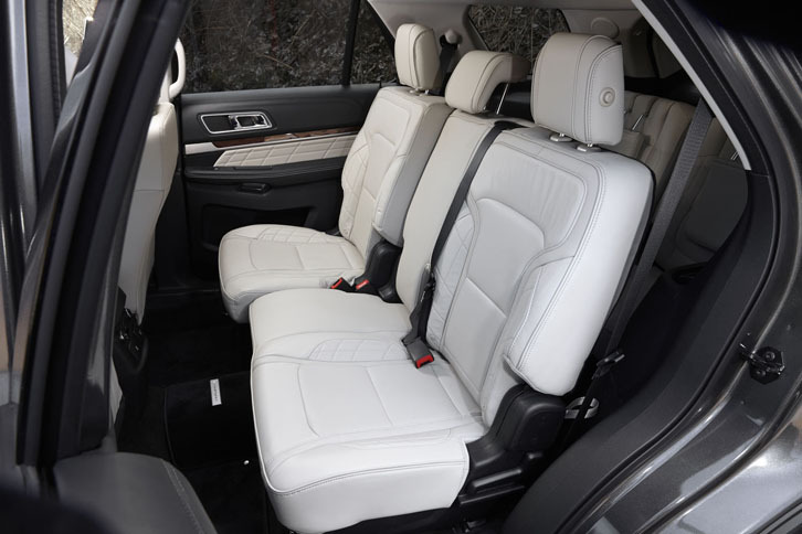 60：40分割式の2列目シート。中央席を除く左右席には、シートヒーターが備わる。