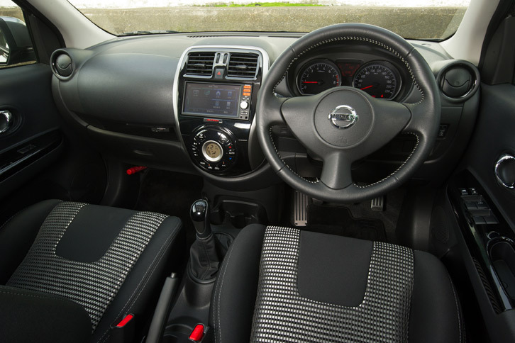 各部に同車専用の装備が施されたインテリア。センタークラスターには「AUTECH 30th Anniversary」と描かれたシリアルナンバー入りのプレートが装着されている。