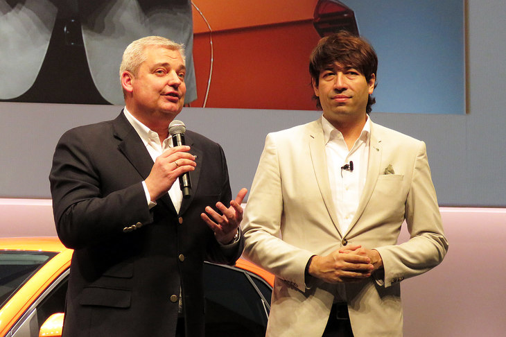 フォルクスワーゲン グループ ジャパンのティル・シェア社長（左）と、ラジオDJのサッシャ氏。
