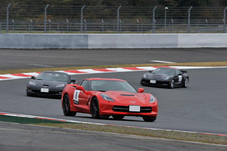 本コースでは、200km/hを上限とした、先導車に追従してのハイスピードパレード走行が行われた。