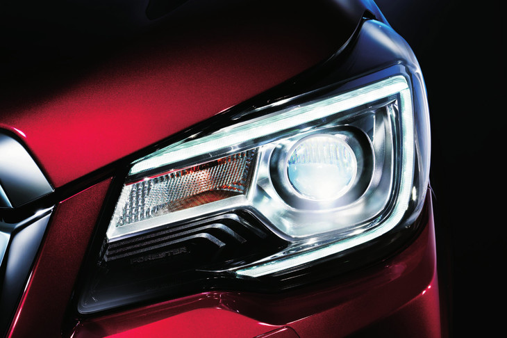 先代（4代目）「フォレスター」のヘッドランプ。コの字型の発光部といい、ウインカーのレイアウトといい、現行型のデザインとよく似ている。