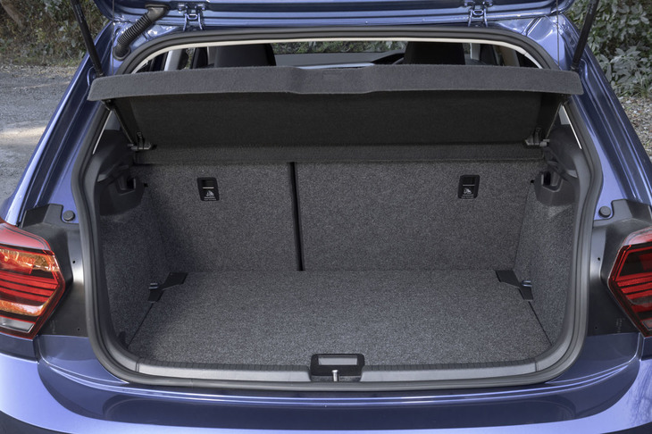 荷室床面には2段階調節機構が備わる。5人乗車時の荷室容量は351リッターで、後席背もたれを倒した場合は最大1125リッターに容量を拡大できる。