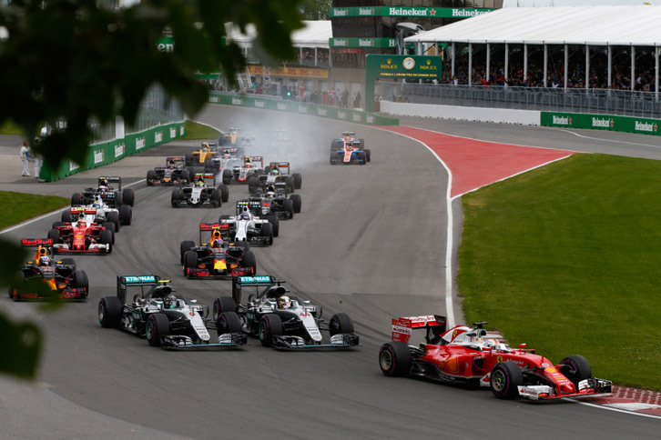 フロントローのメルセデスの2台はスタートで出遅れ、3番グリッドのベッテルがトップでターン1に進入。（Photo=Mercedes）