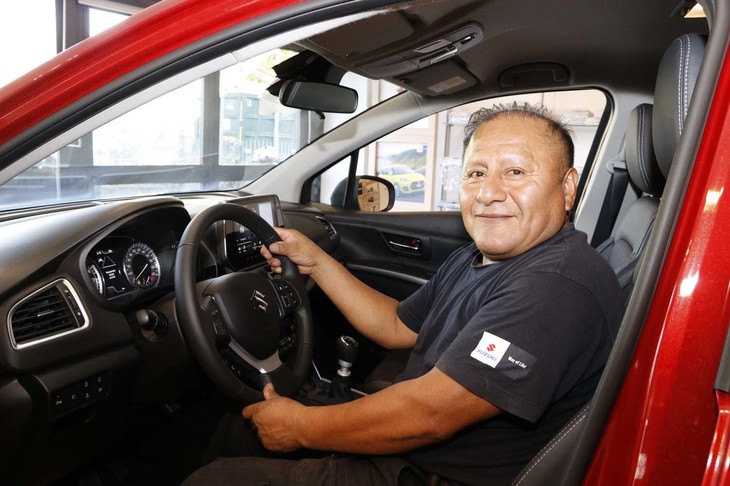 数年前からメカニックとして加わったチェーザレ氏。以前はトヨタ系販売店に勤務。欧州における近年のスズキ車にはトヨタのOEM版があるから、大きな戦力である。