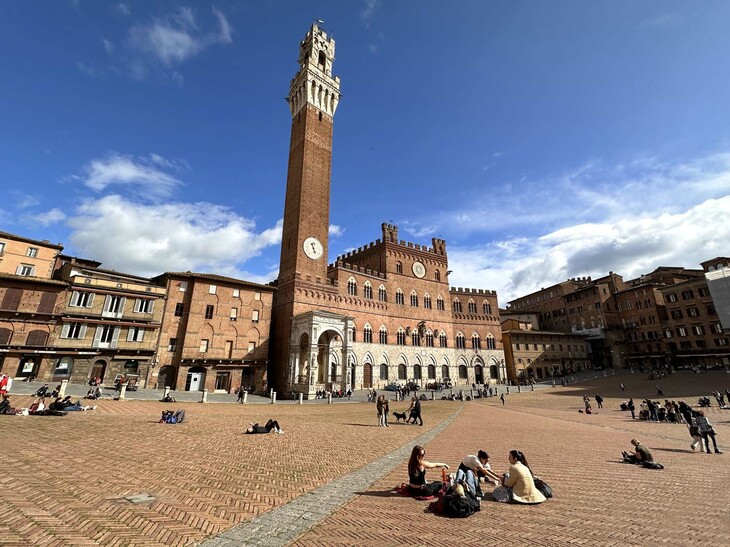 シエナのカンポ広場は、いつもと同じ平和な光景が繰り広げられていた。しかし、その奥の市庁舎前に並んでいたクルマは……