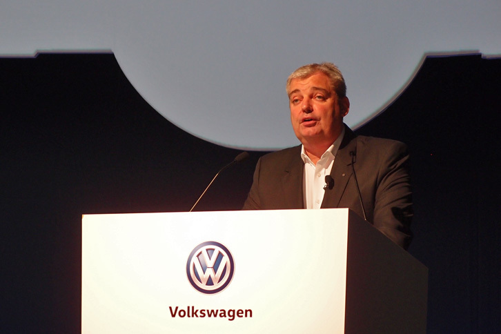 マイナーチェンジした「ザ・ビートル」について説明する、フォルクスワーゲン グループ ジャパンのティル・シェア代表取締役社長。氏によれば、2014年にデビューした現行型のザ・ビートルは、日本で2万6000台あまりを販売。オーナーの年齢層は幅広く、女性比率が約50％と非常に高くなっている。今回デビューした後期型については「よりスポーティーな顔つきになり、安全性能やインフォテインメントシステムの性能が向上しました」などと紹介した。