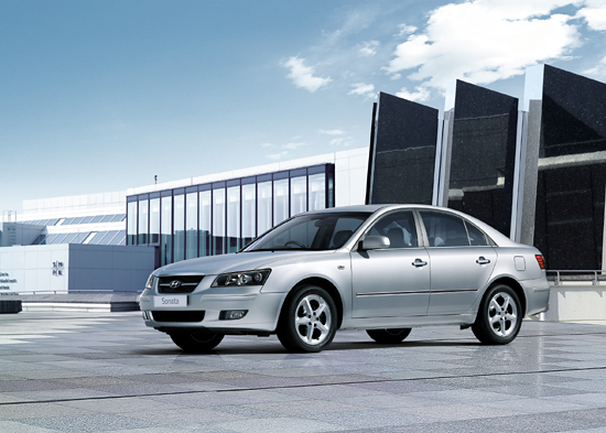 ウインカーレバーの位置は、輸入車ではステアリングコラムの左側が主だが、かつては日本車と同じく右側に備えているものも存在した。写真は2005年に導入された韓国車の「ヒュンダイ・ソナタ」。