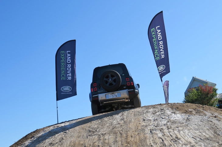 小山を見事に踏破する「ディフェンダー」の雄姿。