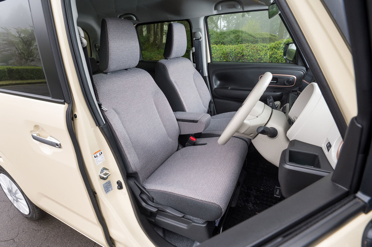 「ハイブリッドX」の専用装備であるライトグレーのシート。運転席の背面には、小物の収納に便利な3つのシートバックポケットとピクニックテーブルが装備される。