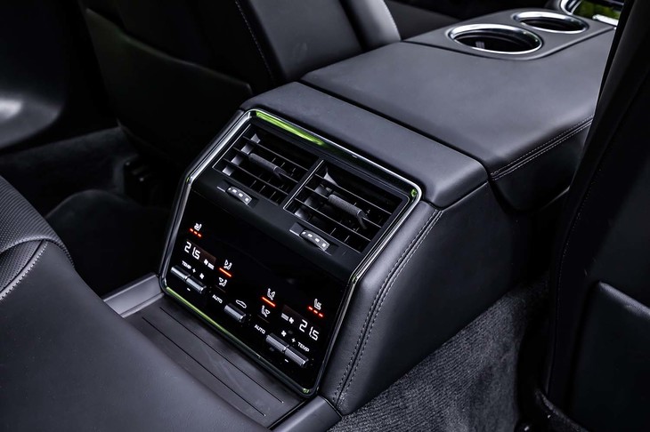 「4ゾーン クライメートコントロール」を選択した試乗車には、リアシート用のエアコン吹き出し口と操作パネルが備わる。