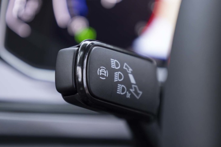 先進運転支援システムの設定はウインカーレバー先端のボタンでも呼び出せる。