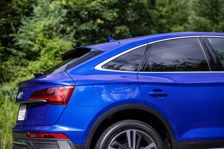 なだらかに傾斜するルーフラインが特徴的な「Q5スポーツバック」のエクステリアデザイン。全高はベースとなった「Q5」よりも15mm低い1660mmとなっている。