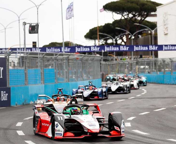 EVに対する世のイメージの変化もあってか、フォーミュラEは徐々に盛り上がりをみせてきた。これまでの参戦ドライバーも、ジャック・ビルヌーブ、ネルソン・ピケJr.、ブルーノ・セナ、ピエール・ガスリーなどF1経験者が多数。日本人ドライバーとしては、佐藤琢磨、小林可夢偉、山本左近が出走している。