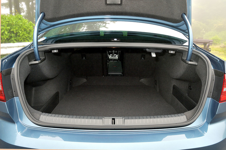 トランクルームの容量は586リッター。長尺物に対応する、スキーホールも備わっている。