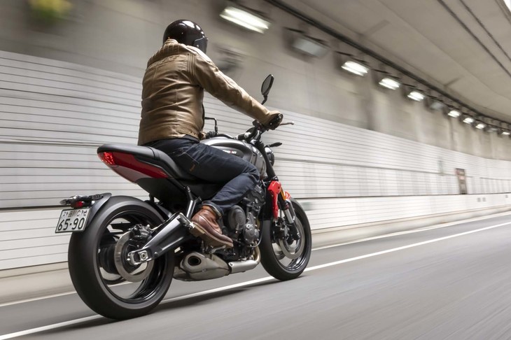 ライディングモードはROADとRAINが選択可能。パワーとトルクの特性を制御し、マシンのコントロール性を最大化させる。