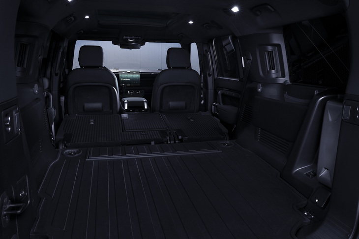 「ディフェンダー130アウトバウンド」のインテリア。後席使用時の荷室容量は1329リッター、後席を折りたためば最大2516リッターに拡大できる。