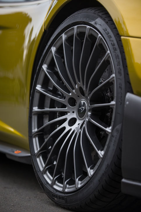 タイヤサイズはフロントが235/35ZR19、リアが305/30ZR20。