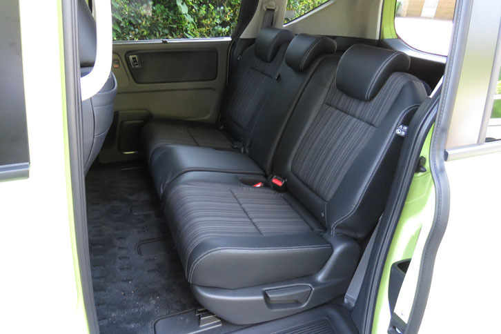 ホンダ・フリード＋ ハイブリッドEX（2列目シート）