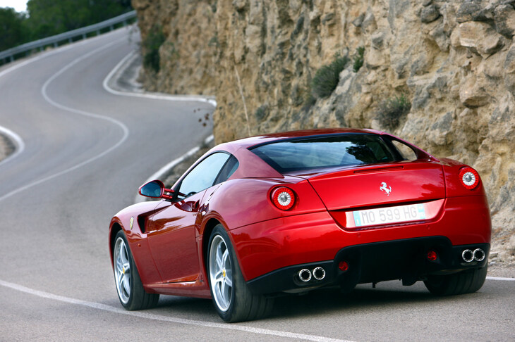 ほった「後ろ姿に関しては、“4灯＋断ち落とし”だった『550』ほどのコルベット・コンプレックスはなくなりましたね。Cピラーもフライングバットレスにして、個性を出したりしてる」　
	清水「いや、そんなの小手先だよ……」