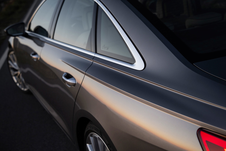 往年の「アウディ・クワトロ」をモチーフにしたというフェンダーまわりの意匠。大きく張り出したフェンダーを、2本のキャラクターラインの間に出来た上向きの面が、より強調している。