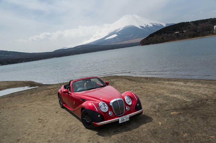 新型「ミツオカ・ヒミコ」が発売されたのは、2018年2月のこと。光岡自動車の創立50周年を記念した特別なニューモデルなのだ。