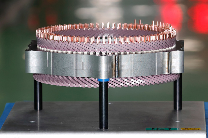 ホンダがハイブリッド車に使用する、セグメントコイル式（ホンダは「セグメントコンダクタ巻き」と呼んでいる）のモーター。角型銅線を使ったセグメントコイル式のモーターは、出力密度を高くでき、放熱性にも優れるという。（写真：本田技研工業）