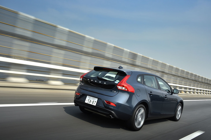 
	「V40 T3モメンタム」のJC08モード燃費は16.5km/リッター。今回、高速道路の巡航時には、18.7km/hの区間燃費を記録した。
	