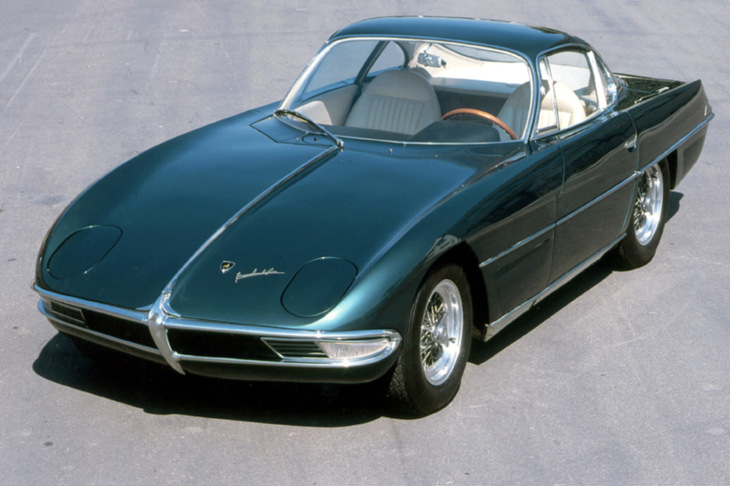 1963年のトリノショーに出展されたコンセプトカー「350GTV」。そのフロントには、今日に受け継がれる牡牛（おうし）のエンブレムが装着されていた。